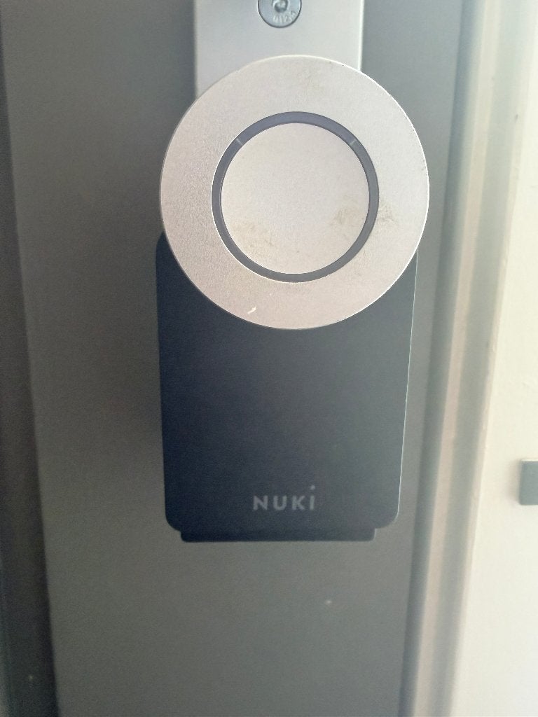Nuki Smartlock 2.0 + bridge + power pack, Ophalen of Verzenden, Zo goed als nieuw, Overige materialen, Slot