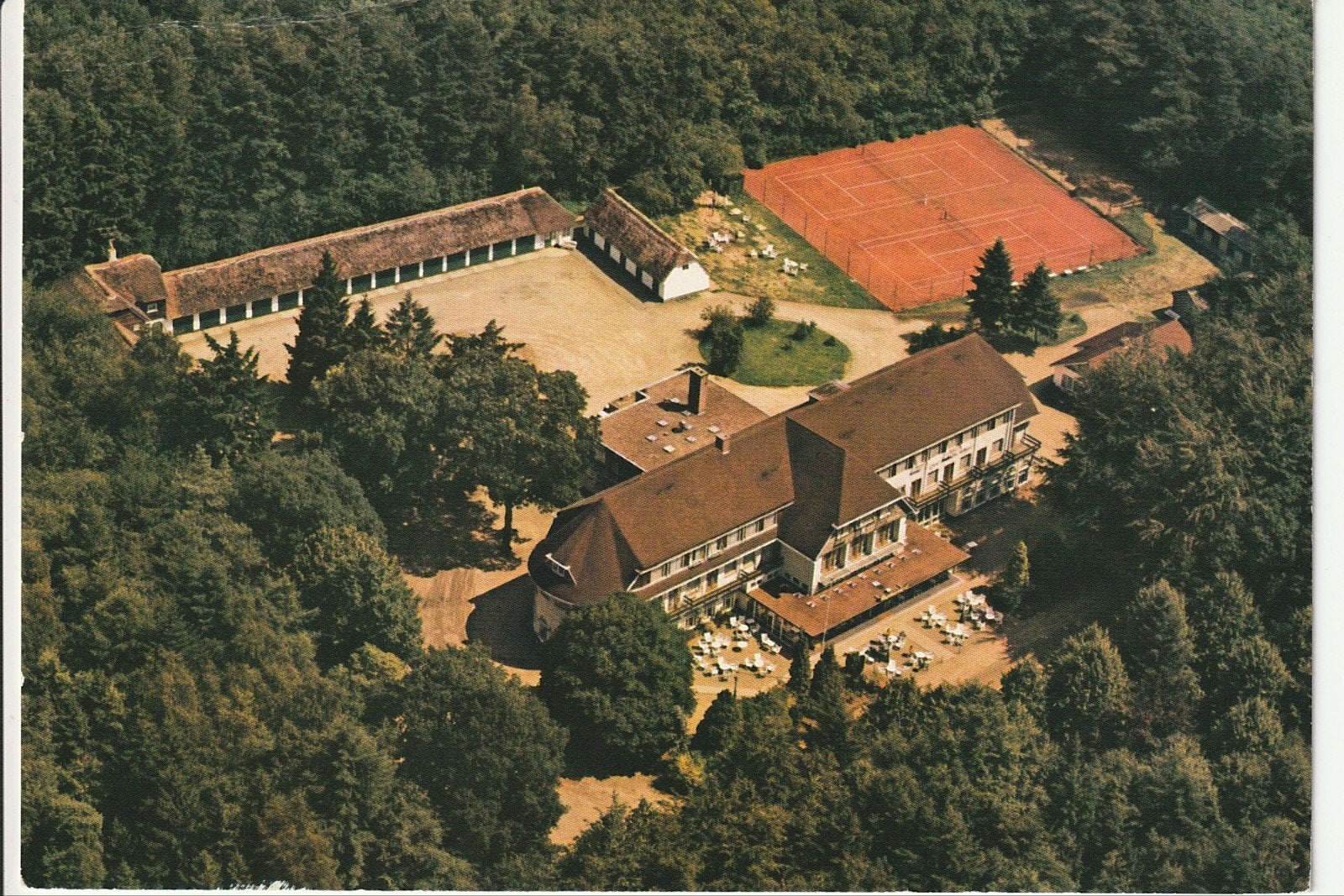 VIERHOUTEN GRANDHOTEL DE MALLEJAN TENNISBANEN TERRAS IN BOS, Verzamelen, Ophalen of Verzenden, 1960 tot 1980, Gelopen, Gelderland