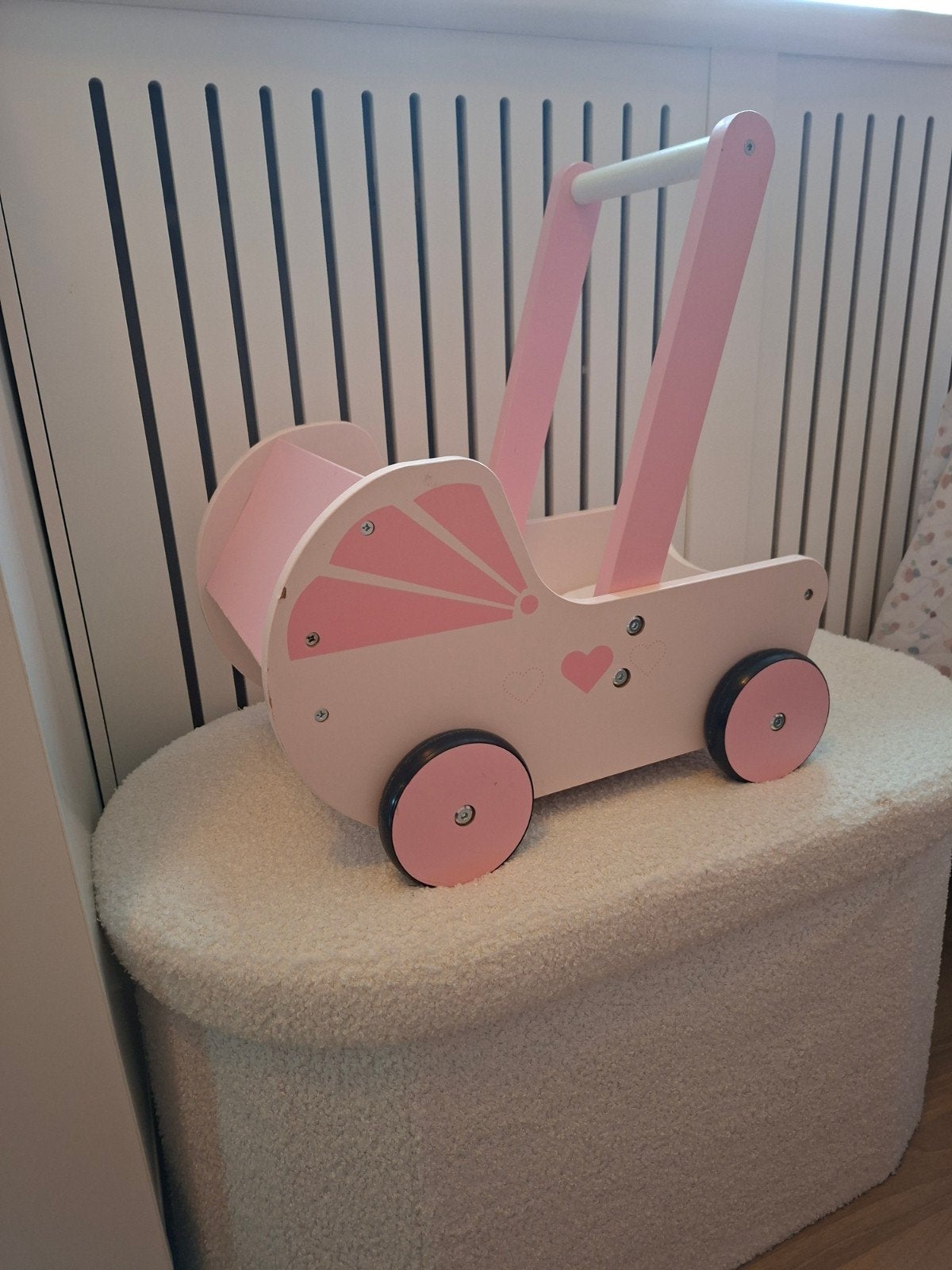 Houten poppenwagen roze met hartjes, Ophalen, Gebruikt