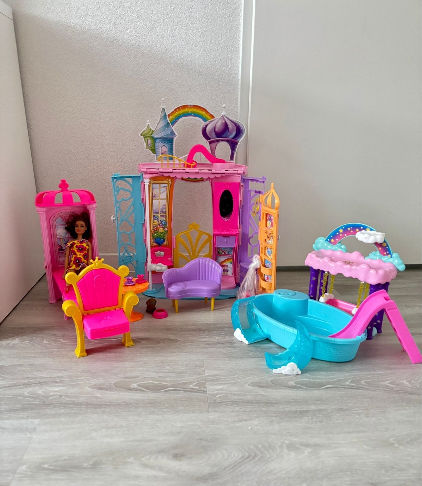 Barbie Droomkasteel met accessoires en pop, Kinderen en Baby's, Speelgoed | Poppen, Ophalen of Verzenden, Zo goed als nieuw, Barbie
