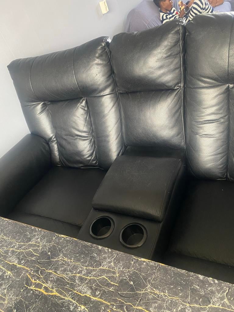 Zwarte leren relaxbank met bekerhouders, Gebruikt, 150 tot 200 cm, Tweepersoons, Ophalen of Verzenden