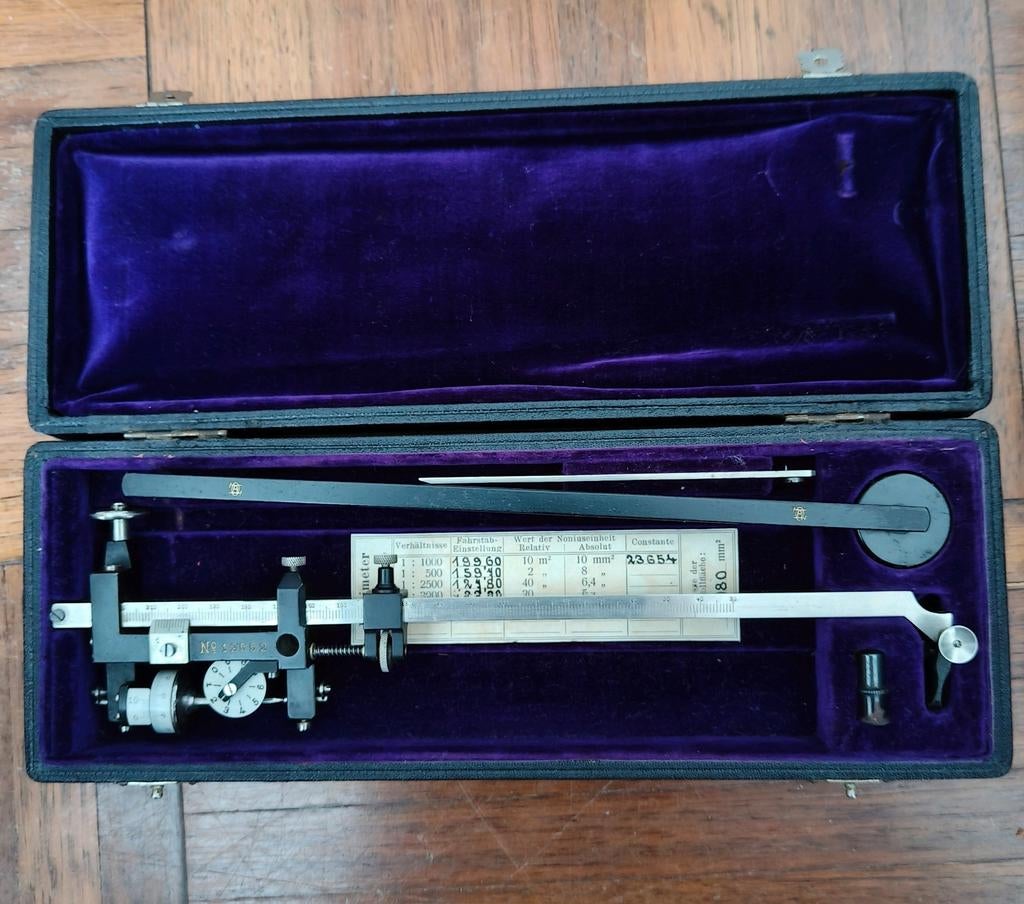 Antieke planimeter in doos, Ophalen