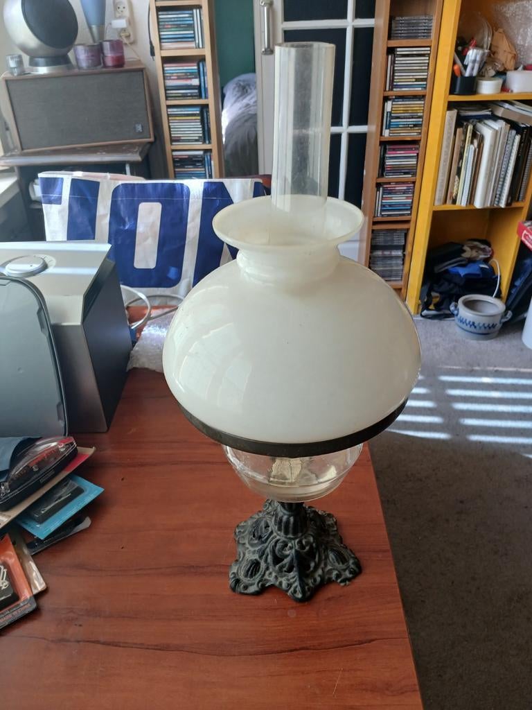 Oude olielamp met glazen kap, Ophalen of Verzenden