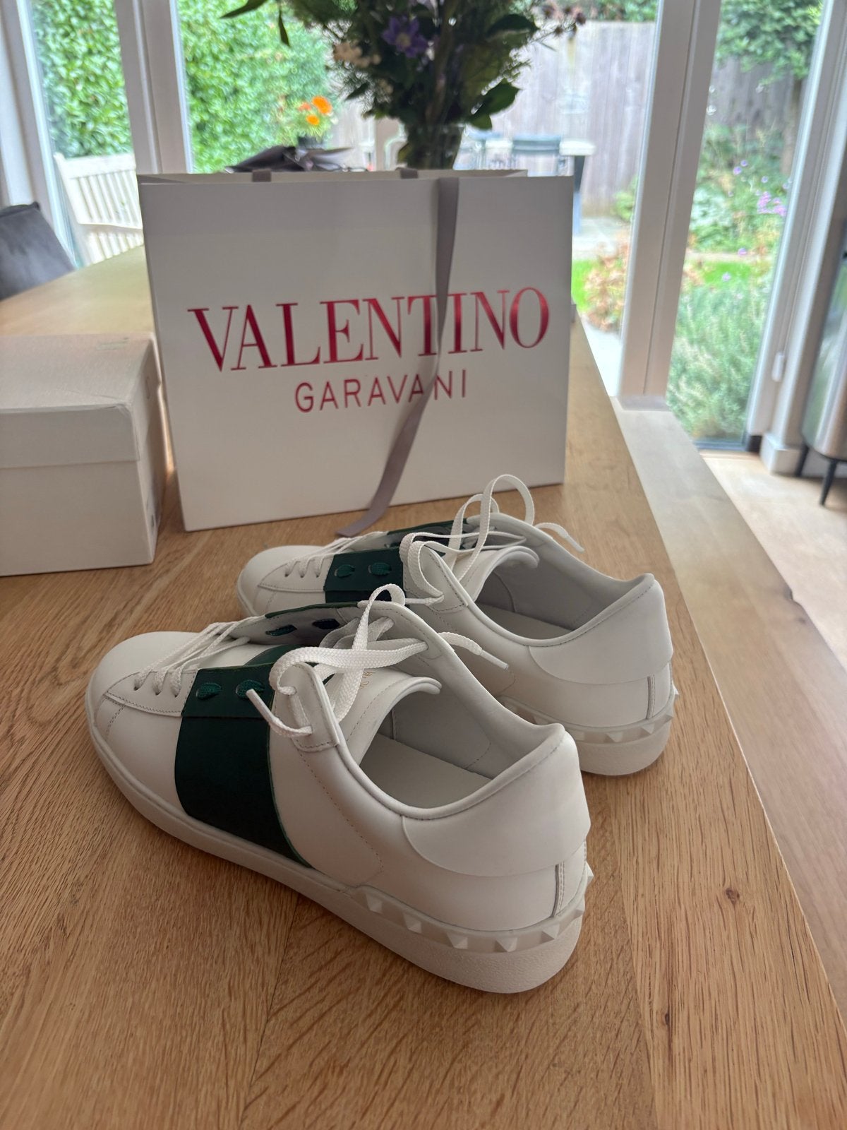 Valentino sneakers 2 keer gedragen prijs is ondelhandelbaar, Verzenden, Wit, Sneakers of Gympen, Zo goed als nieuw