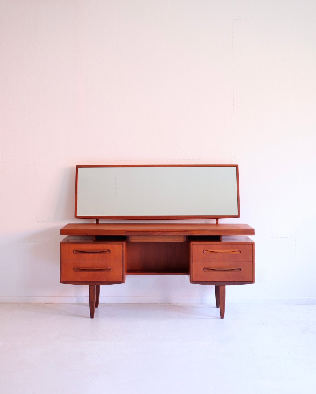 Vintage G-plan kaptafel/bureau, Victor Wilkins jaren 60, Ophalen, 100 tot 150 cm, Pim@tijdperk.eu  leyla@tijdperk.eu, Tijdperk