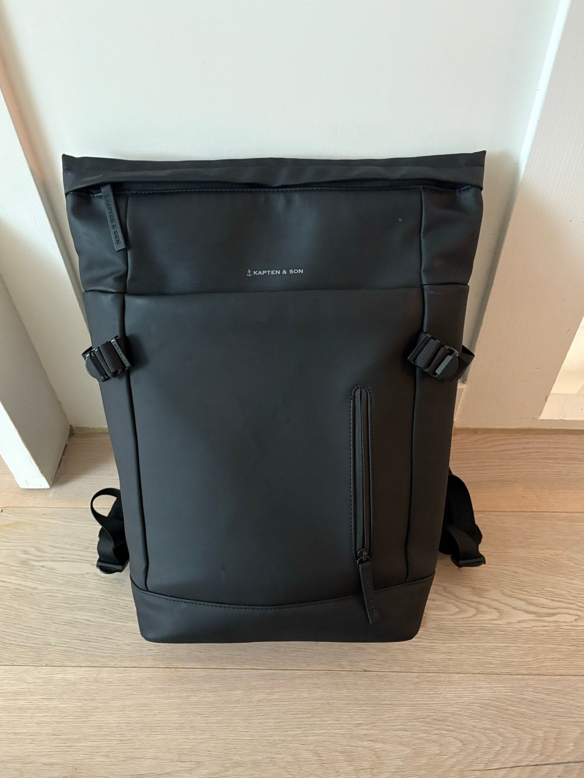 Kapten & Son Helsinki All Black rugzak - Zo goed als nieuw, Sieraden, Tassen en Uiterlijk, Tassen | Rugtassen, 25 tot 40 cm, Ophalen of Verzenden