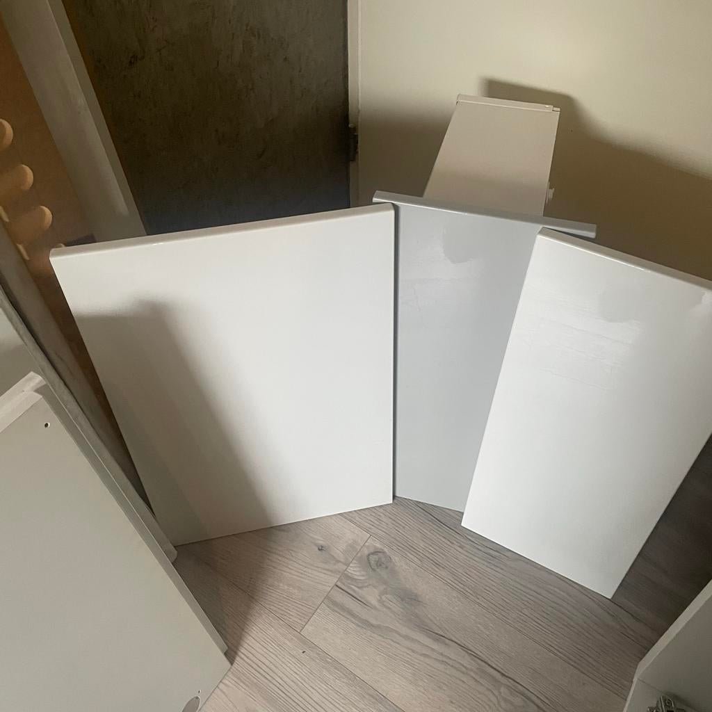IKEA Besta TV meubel met hoogglans deurtjes, Ophalen, Kunststof, 150 tot 200 cm, Zo goed als nieuw