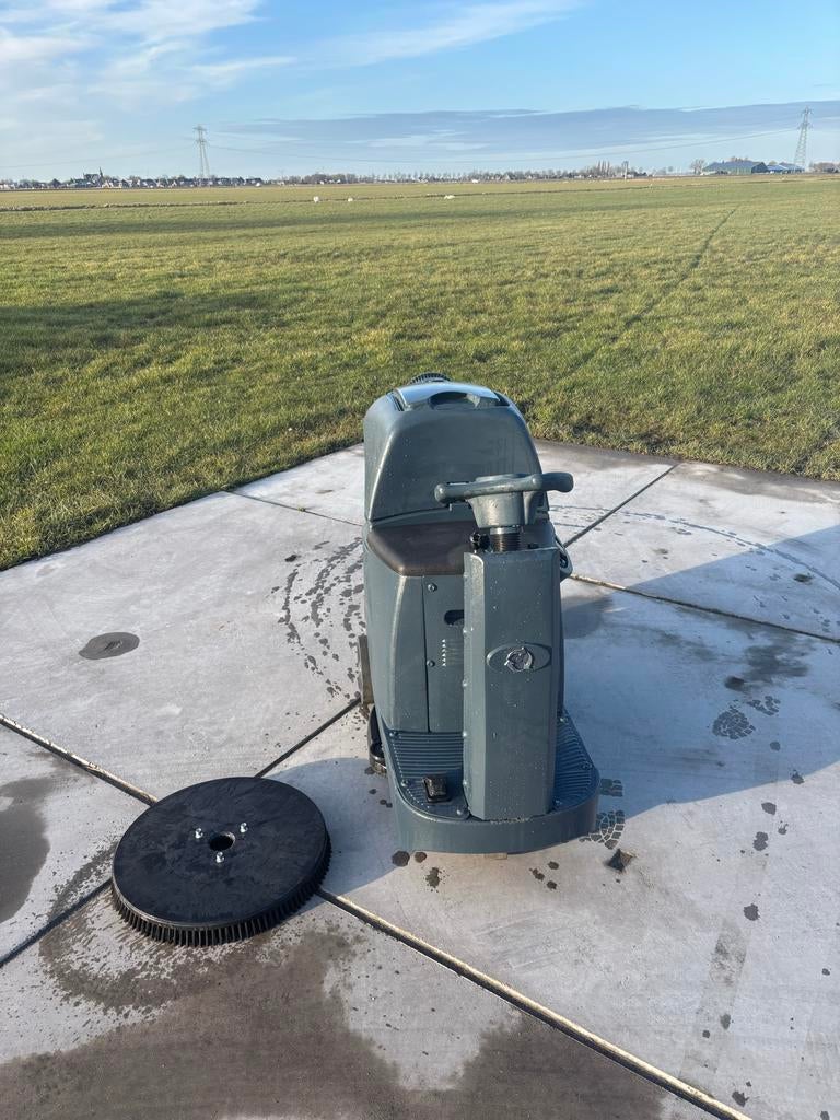 Kremer veeg en schoonmaak machine, Ophalen, Gebruikt, Schrobmachine