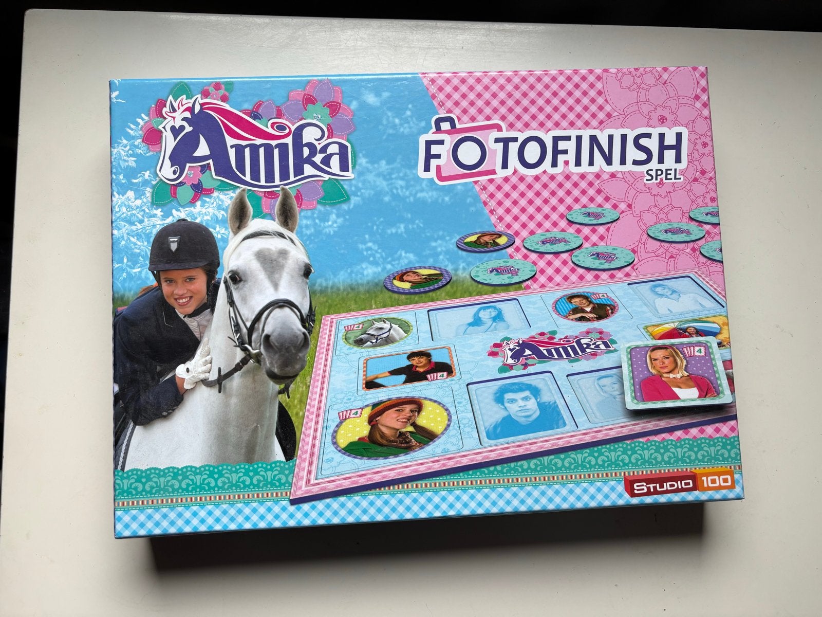 Amika Fotofinish Spel - Studio 100, Ophalen of Verzenden, Zo goed als nieuw
