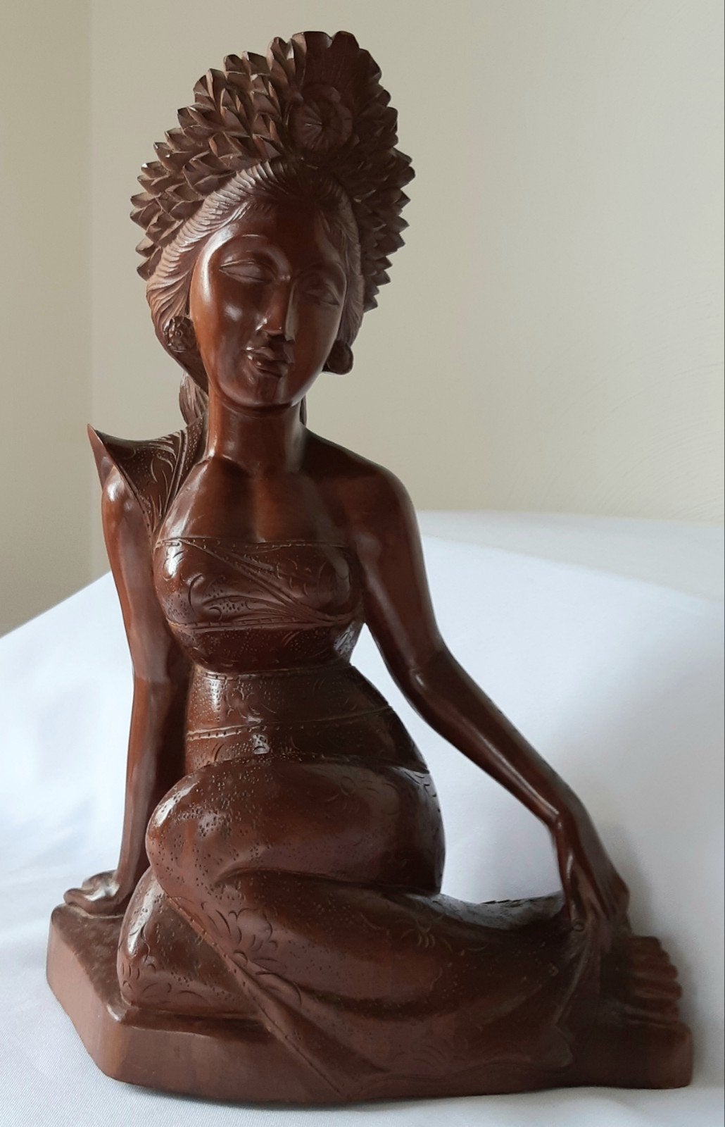 Beeld van een Balinese Schone, Ophalen of Verzenden, Beeld, Hout, Bruin