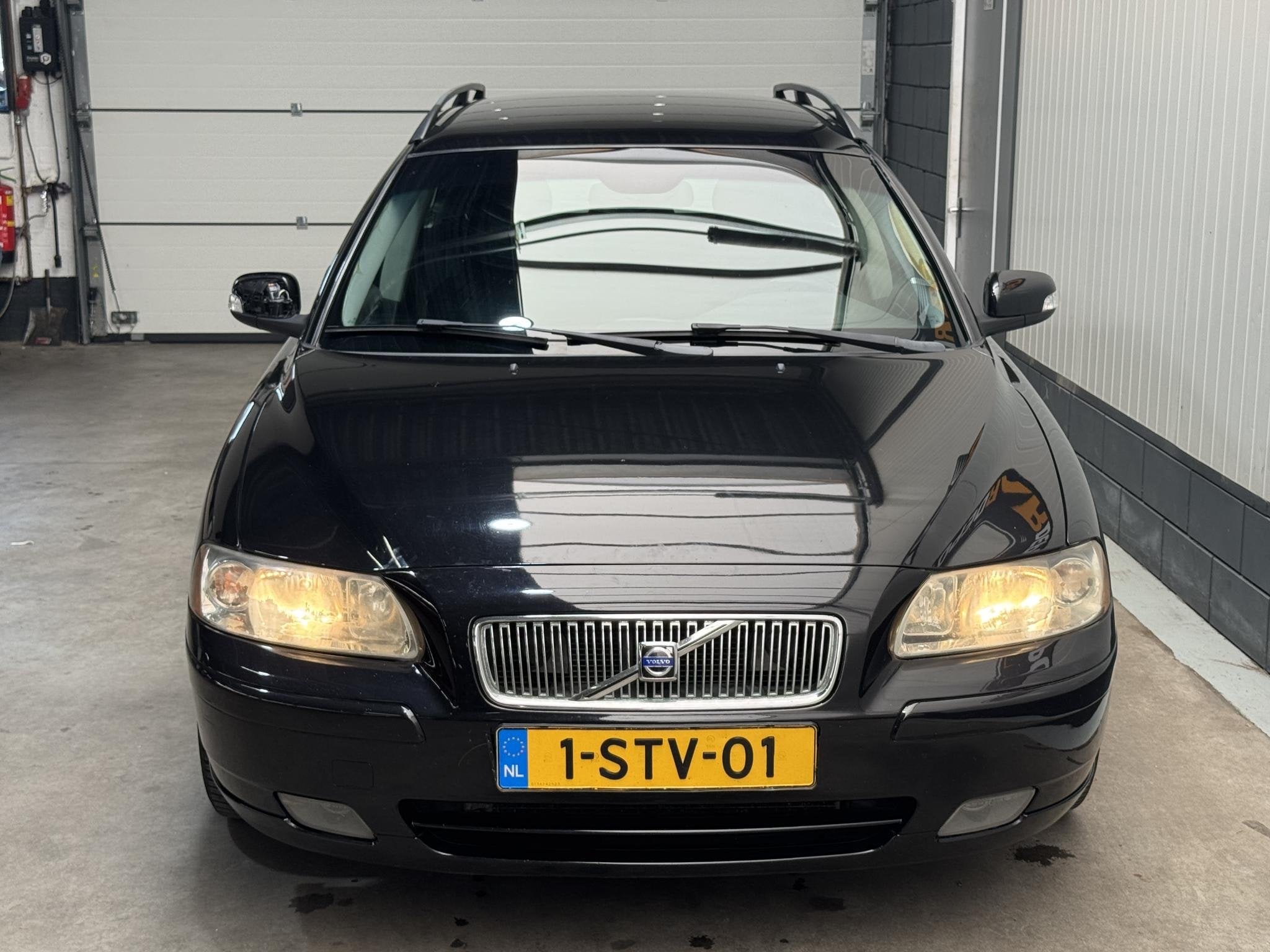 Volvo V70 2.4 D5 Edition Sport Nette wagen Jaar APK Trekhaak, Auto's, Volvo, Zwart, Diesel, Grijs, 2401 cc