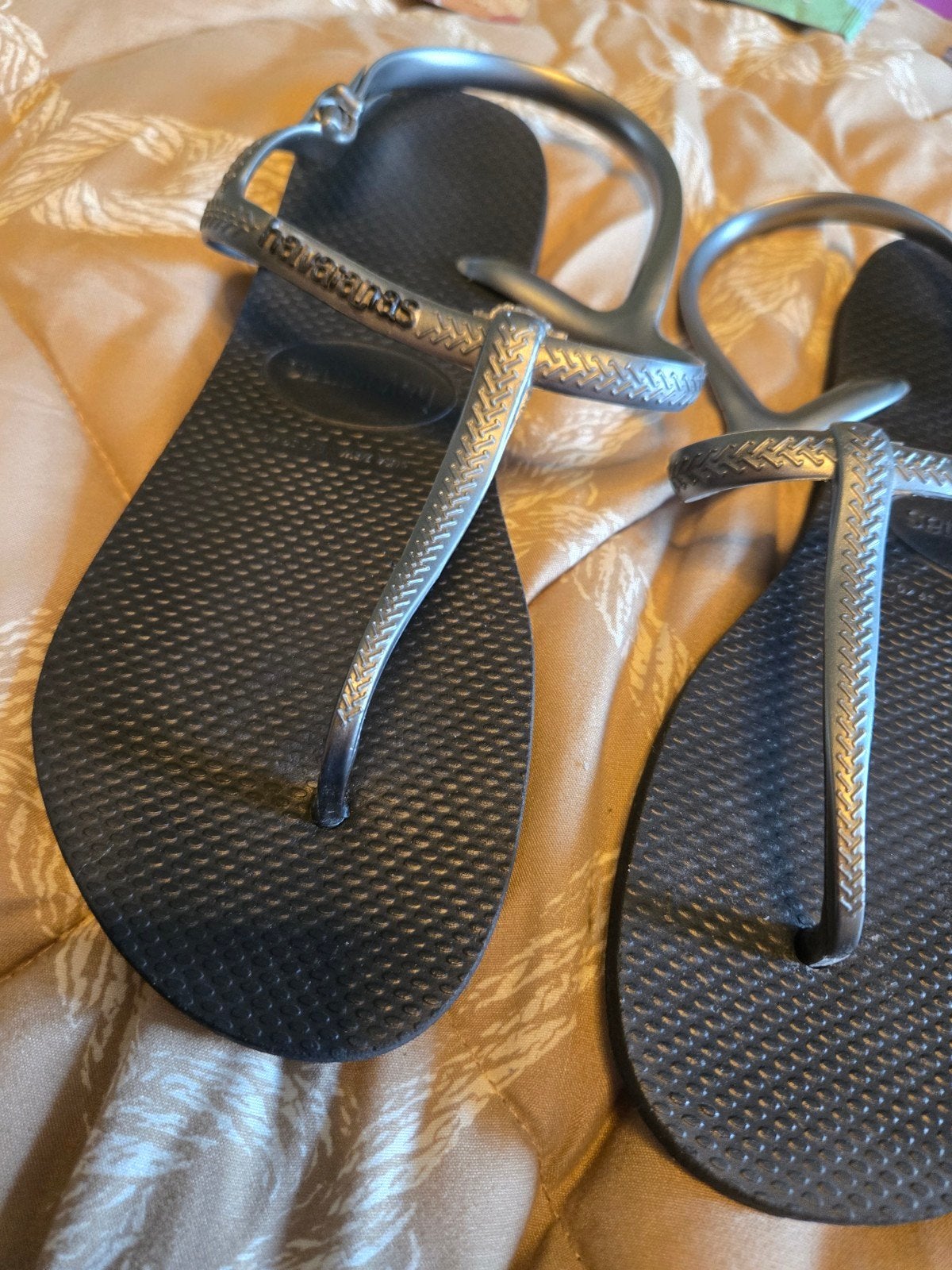Havaianas Slippers, 37/38, Zwart, Slim met Enkelband, Slippers, Ophalen of Verzenden, Zo goed als nieuw, Grijs