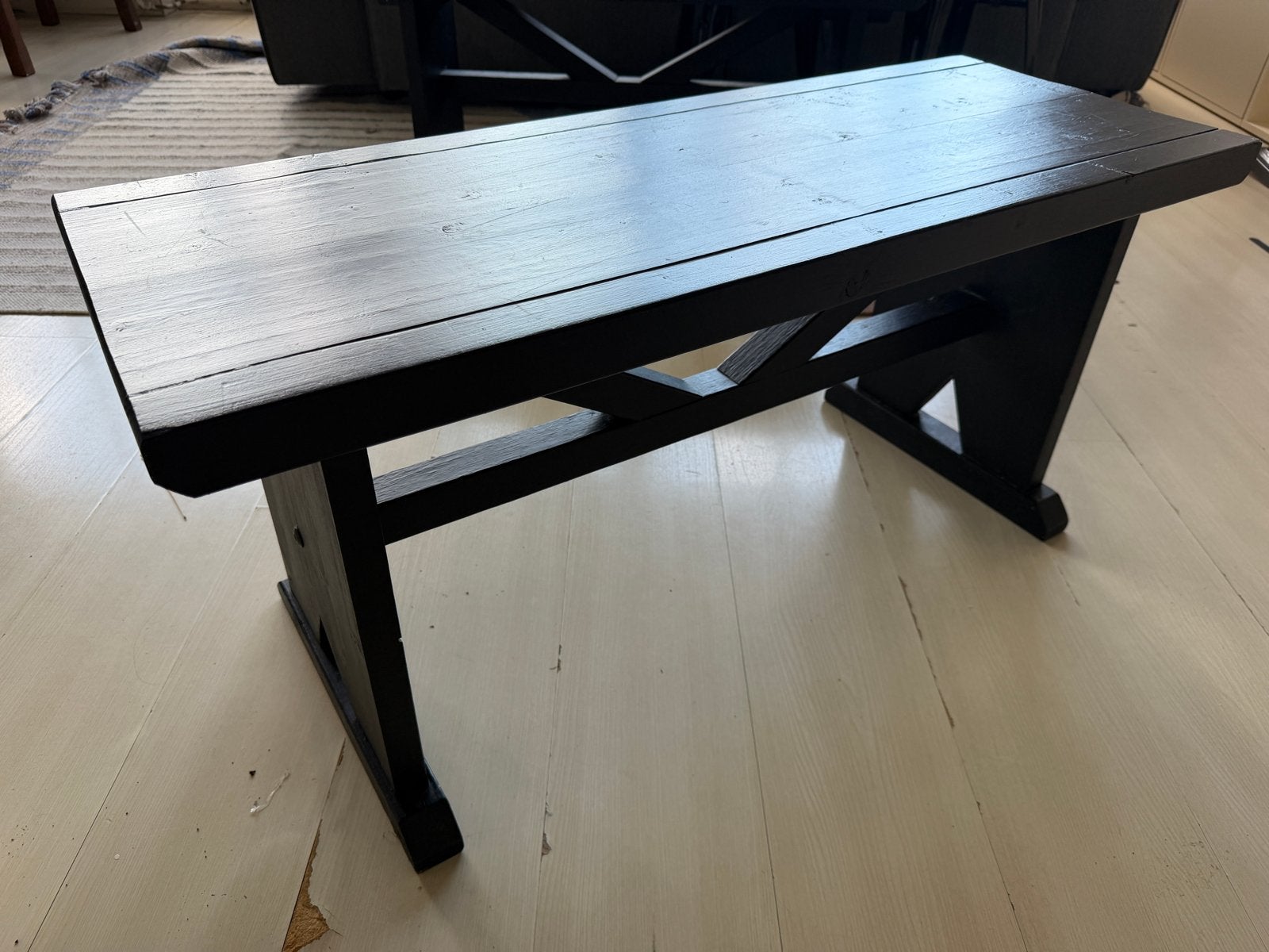 Massief zwart bankje - Lichtgewicht en in zeer goede staat, Ophalen, Zo goed als nieuw, Zwart, Hout