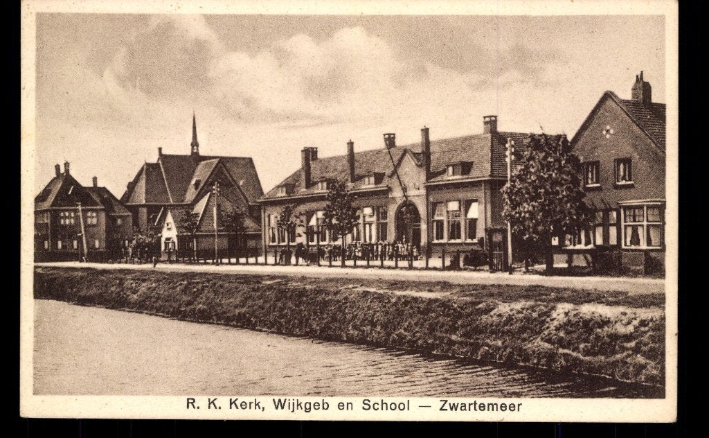 Zwartemeer (Dr.), Straatgezicht met School en volk, gel.1934, Verzenden, 1920 tot 1940, Gelopen, Drenthe