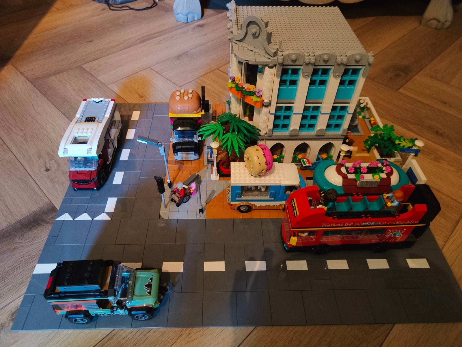 Grote LEGO MOC set met gebouw en diverse voertuigen, Kinderen en Baby's, Speelgoed | Duplo en Lego, Zo goed als nieuw, Lego, MOC (eigen creatie)