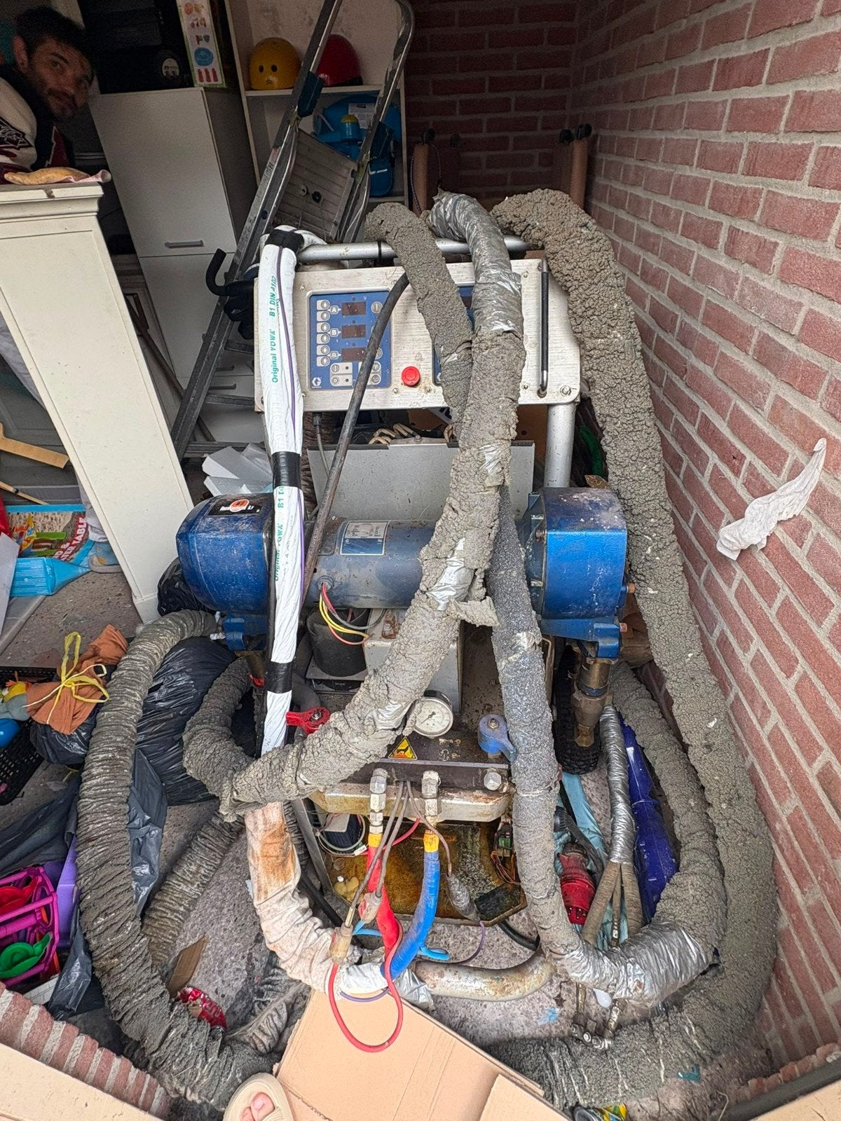Gebruikte spuitmachine - moet schoongemaakt en doorgespoten, Ophalen
