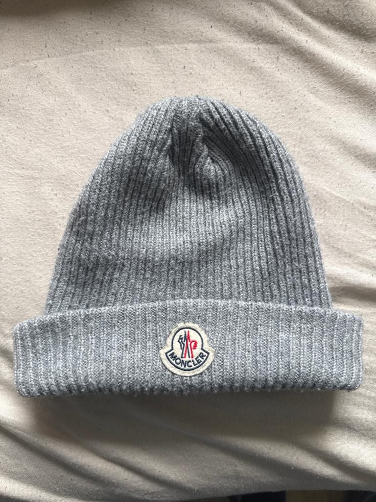 Moncler Muts - Grijs Gebreide Beanie, Kleding | Dames, Mutsen, Sjaals en Handschoenen, Zo goed als nieuw, Muts, Maat 38/40 (M)