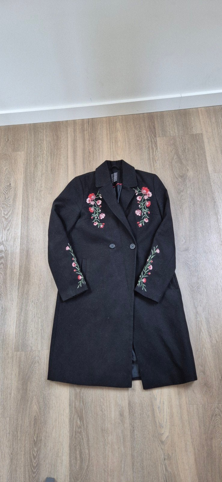 Mooie lange jas met borduursels, primark, maat 36, Primark, Zwart, Ophalen of Verzenden, Zo goed als nieuw