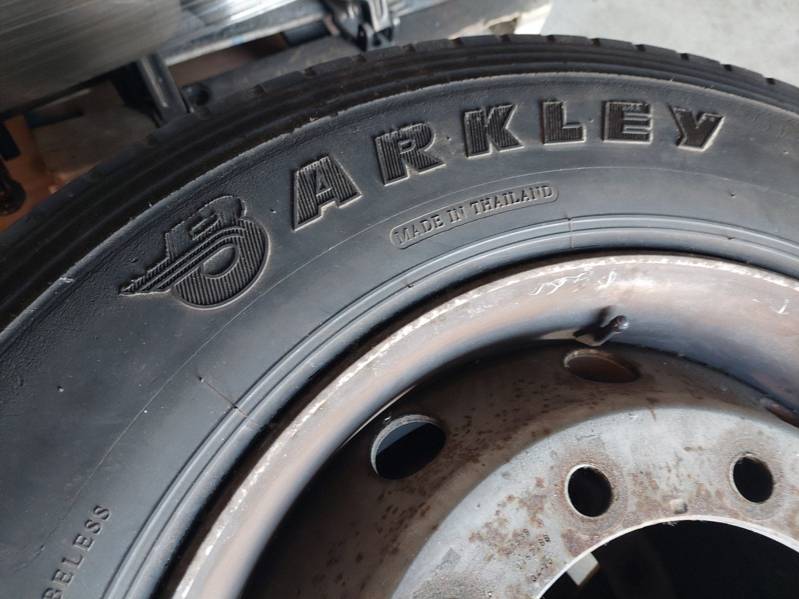Vooras banden barkley 385.55r.22.5 . 11 mm, Auto-onderdelen, Vrachtwagen-onderdelen, Ophalen of Verzenden