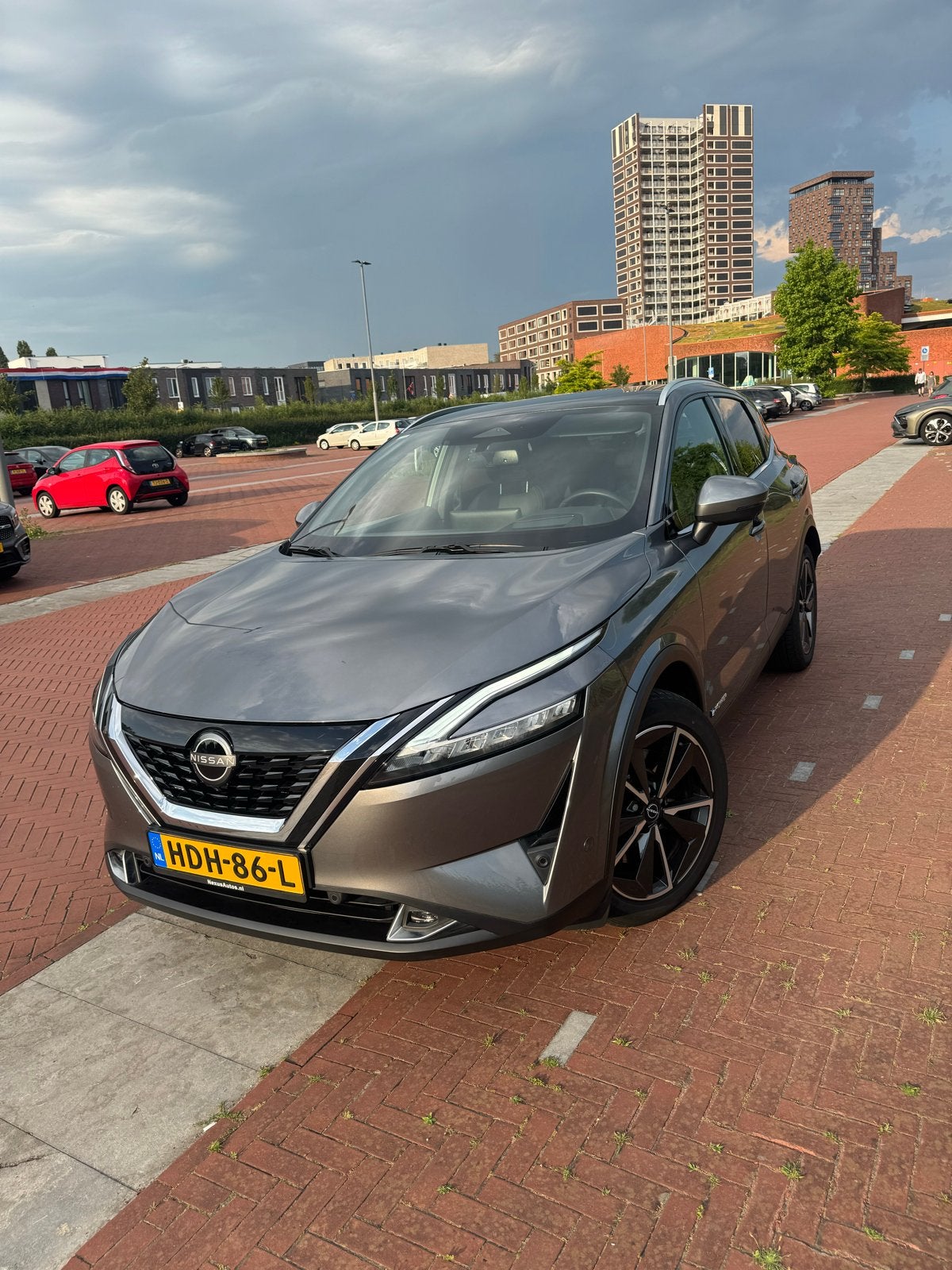 Nissan Qashqai E-power tekna plus 190pk 2023 Grijs, Auto's, Nissan, 1497 cc, 157 pk, Leder, 3 cilinders