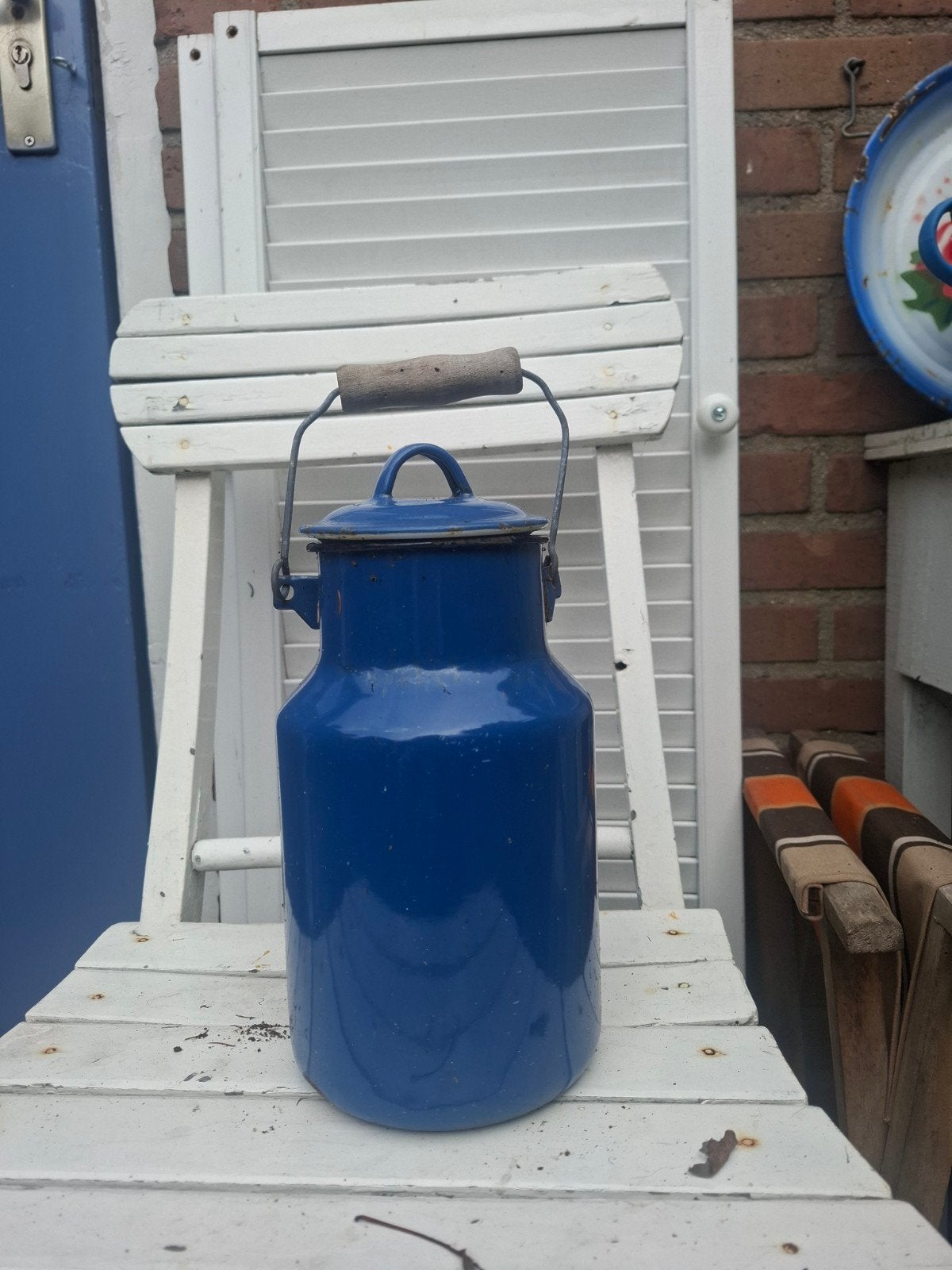 Vintage blauwe emaille melkbus met houten handvat, Ophalen