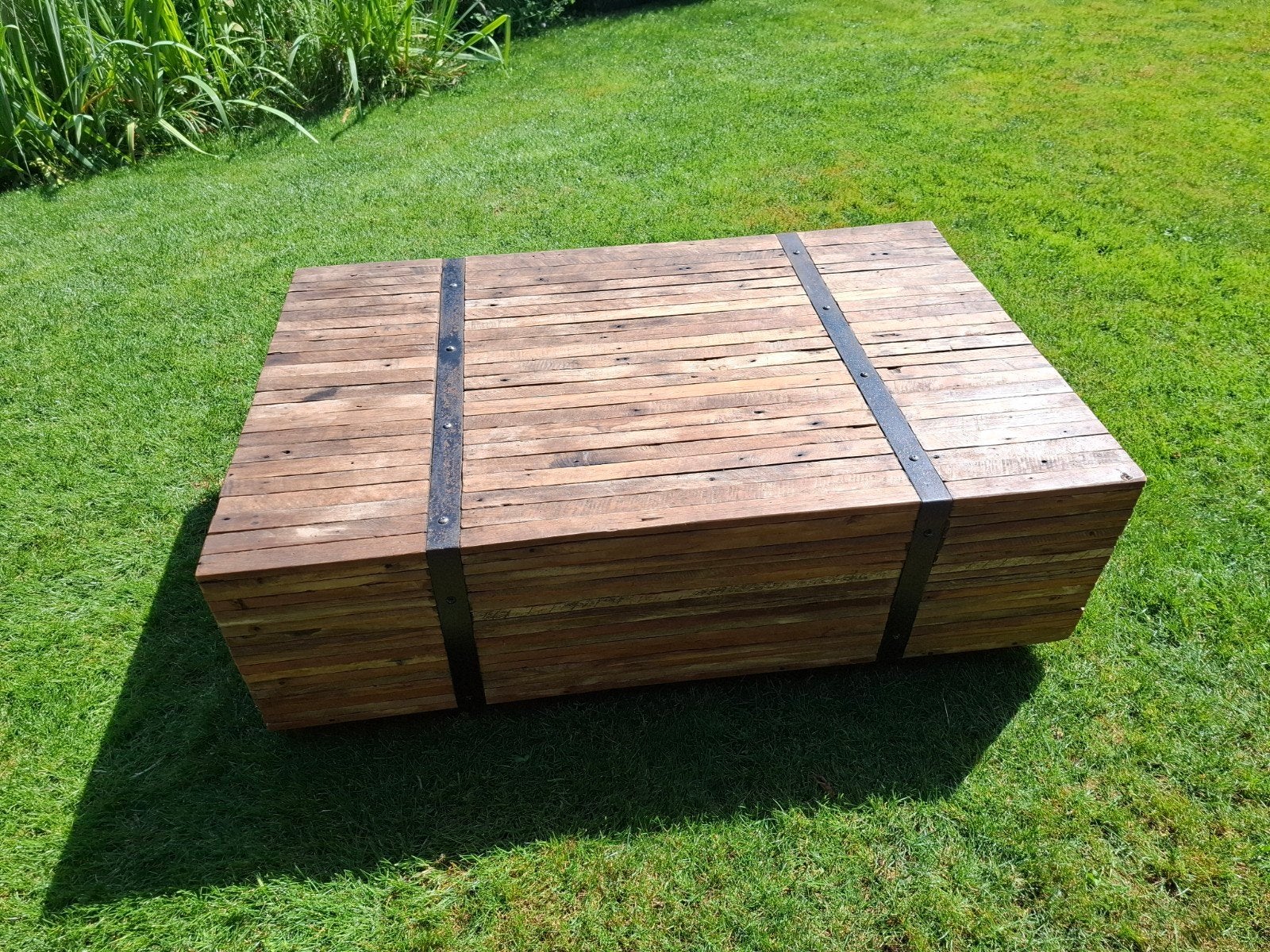 Robuuste houten salontafel met metalen banden, Gebruikt, 50 tot 100 cm, 150 tot 200 cm, Industrieel, Rustiek