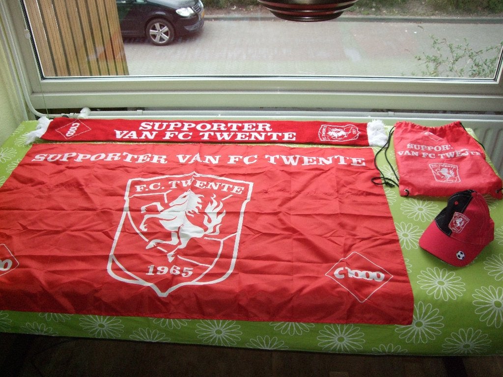 Nieuw: C1000 - FC Twente goodiebag met sjaal, vlag en cap, Ophalen of Verzenden, Zo goed als nieuw, F.C. Twente, Vaantje of Sjaal