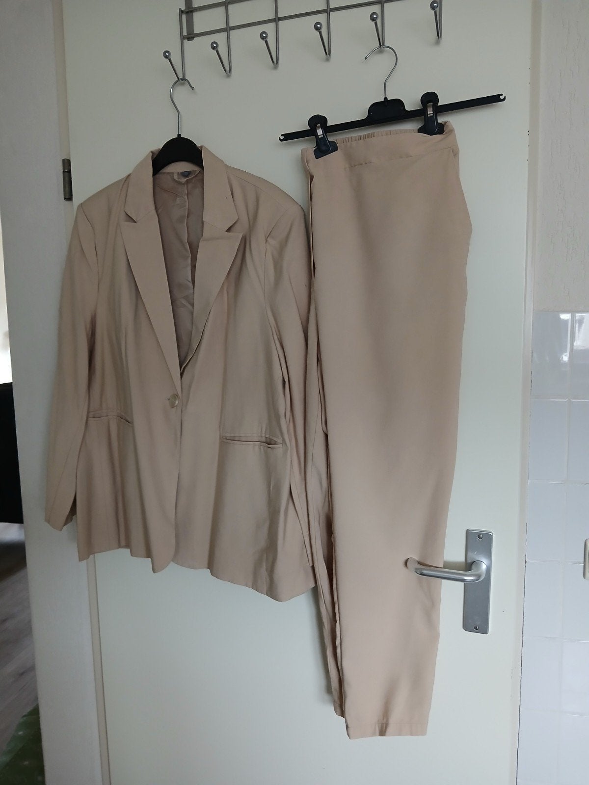 prachtige nieuw 2dlg dames broekpak mt 46 48, Kostuum of Pak, Verzenden, Beige, Maat 46/48 (XL) of groter