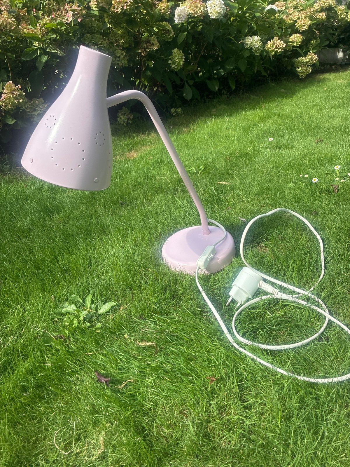 Roze bureaulamp met geperforeerde kap, Huis en Inrichting, Gebruikt, E14 (klein), Ophalen of Verzenden, Metaal