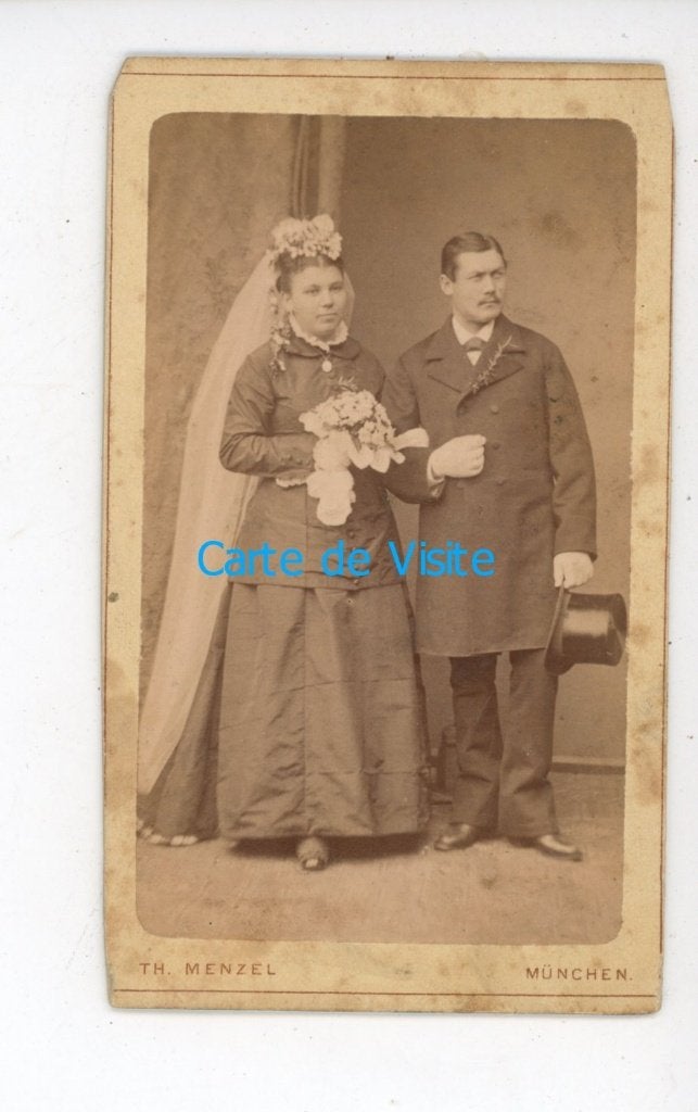 P69; Antieke Carte de Visite: Bruidspaar Th. Menzel München, Verzamelen, Gebruikt, Foto, Klederdracht, Ophalen of Verzenden