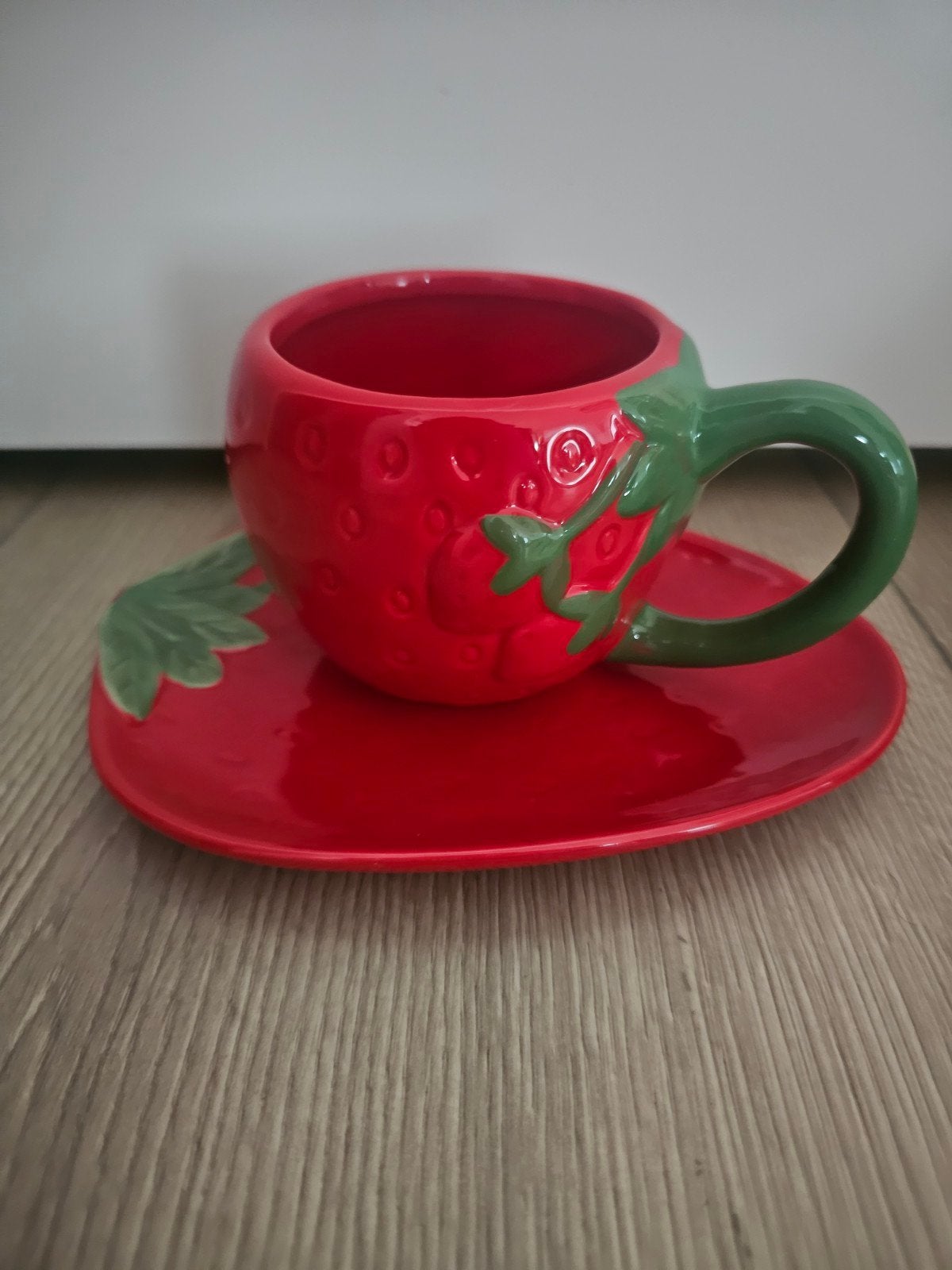 Schattige handgeschilderde aarbeienmotief kop en schotel, Ophalen, Nieuw, Keramiek, Kop(pen) en/of Schotel(s)