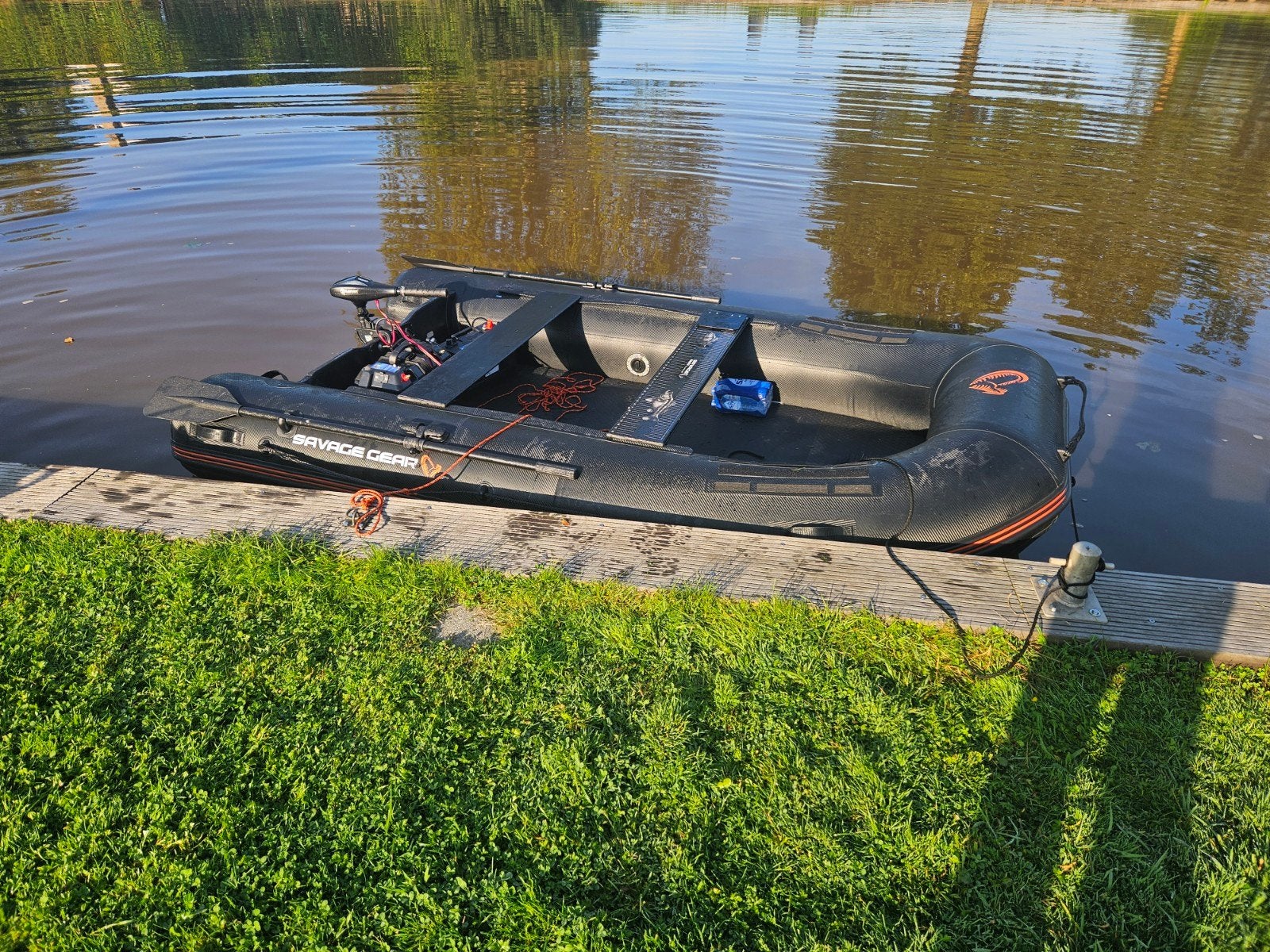 Savage Gear easy rider 300 met elektrische buitenboordmotor, Watersport en Boten, Airdeck, Elektrisch, Zo goed als nieuw, Inclusief motor