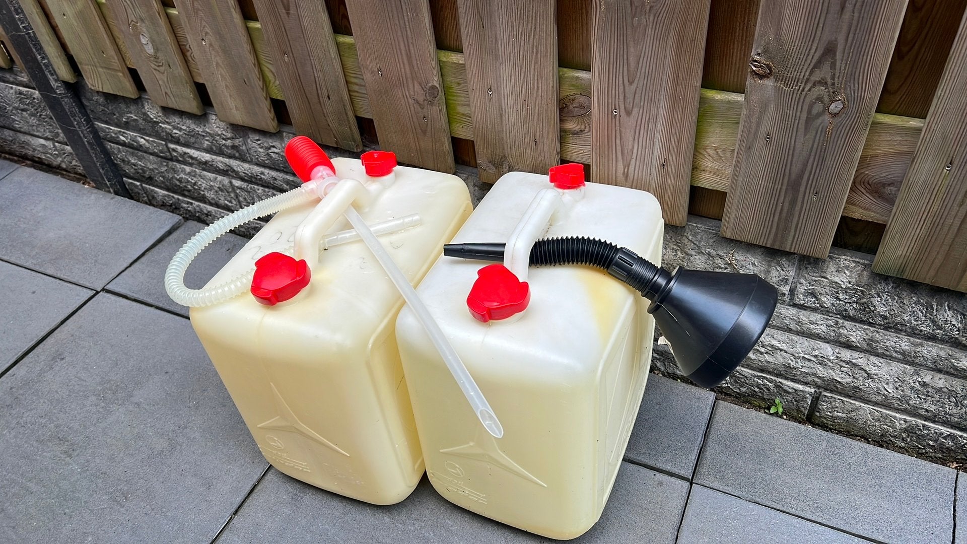 Jerry Cans 2 keer 30 liter + trechter en vul pomp, Ophalen