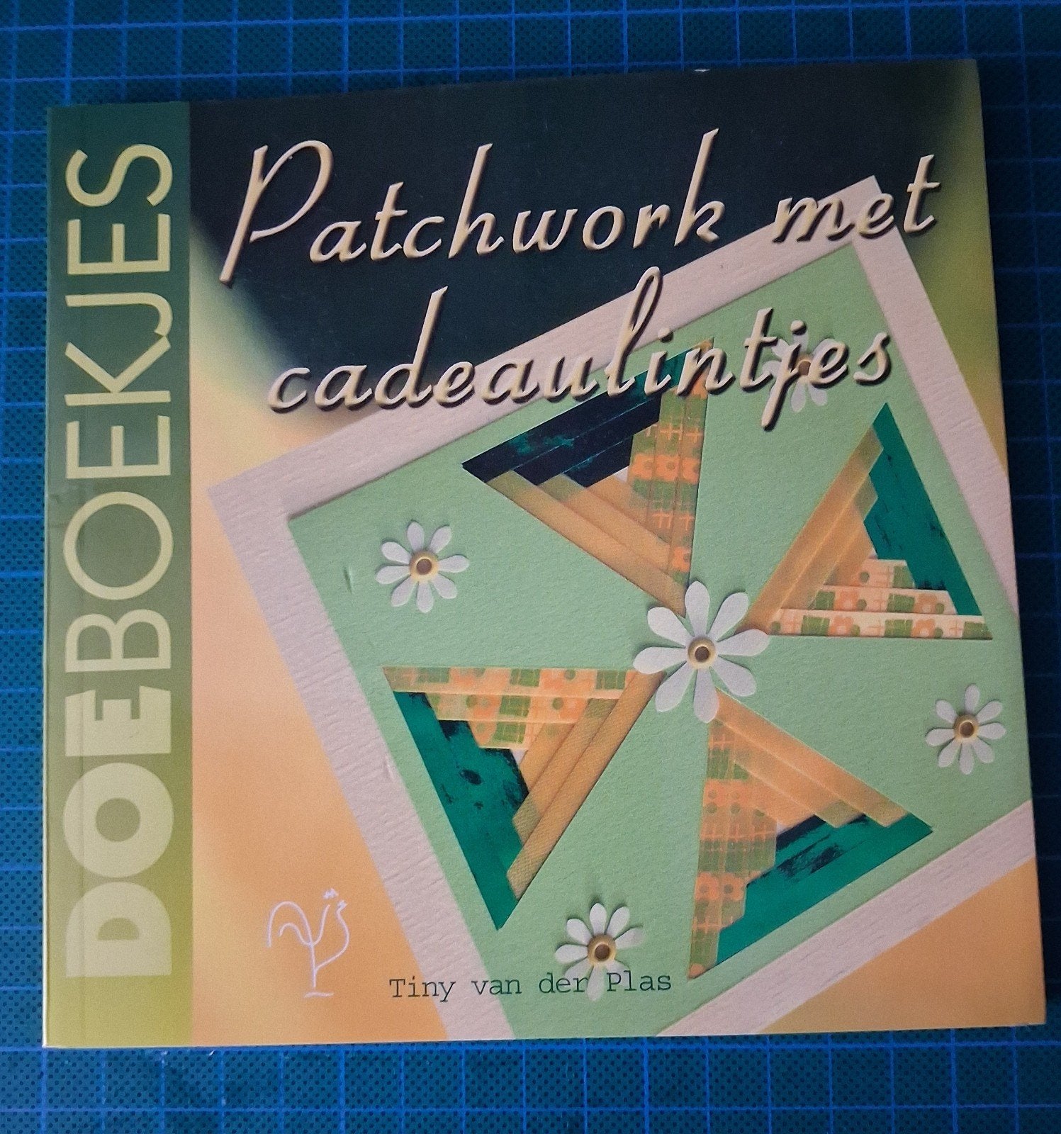 Doeboekjes: Patchwork met cadeaulintjes, Ophalen of Verzenden, Zo goed als nieuw, Scrapbooking en Knutselen, Tiny van der Plas