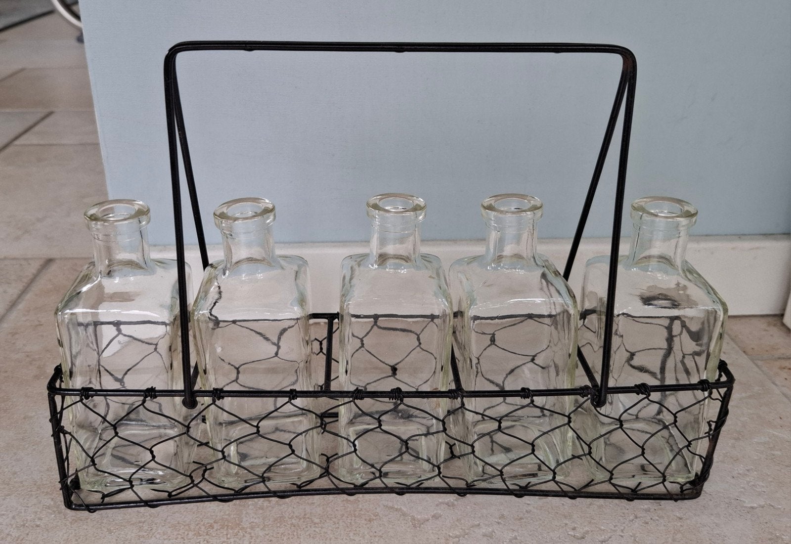 Glazen flesjes in een rekje voor bloemen, Ophalen of Verzenden, Overige kleuren, Glas, Minder dan 50 cm