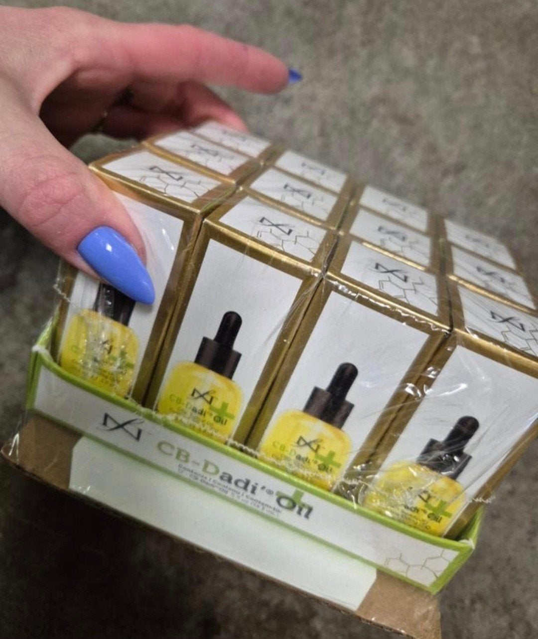 Nieuw per stuk dadi cbd oil 14.3ml (met pipet) famous names, Overige kleuren, Nieuw, Ophalen of Verzenden, Handen en Nagels
