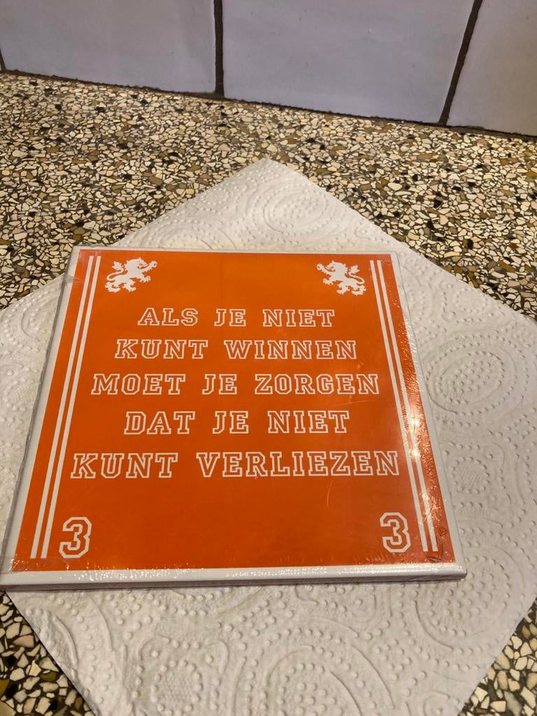 Tegel met voetbal spreuk, Ophalen of Verzenden, Zo goed als nieuw