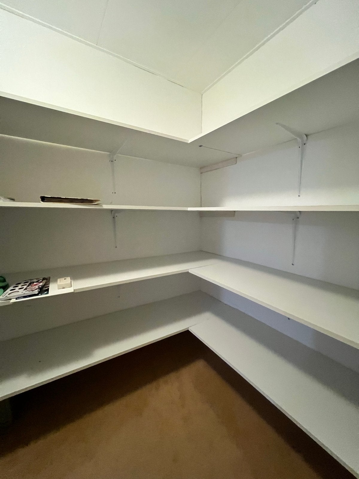 Witte Kastplanken met Beugels - Ideaal voor Opslag, Ophalen, Gebruikt