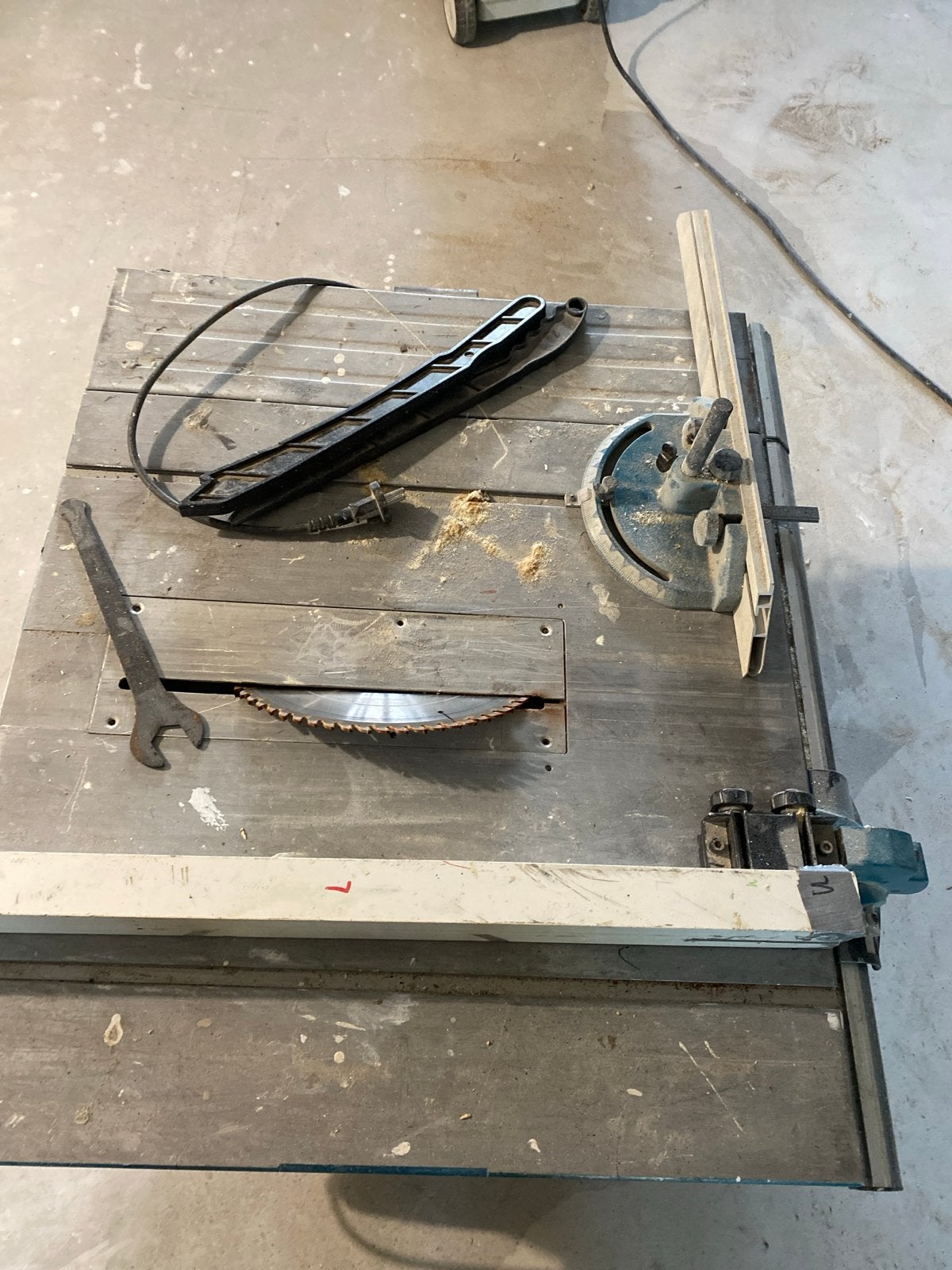 Foto 6 van Makita MLT100N Tafelzaag - 1500W, 260mm blad