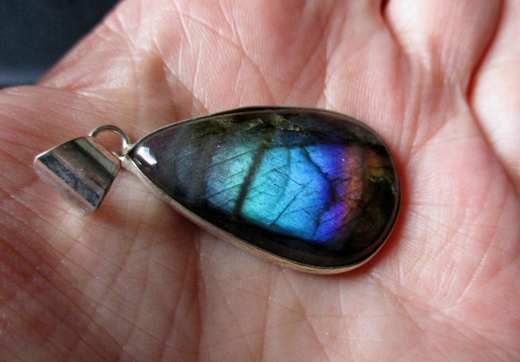 533/ prachtige rainbow madagascar labradoriet hanger, Ophalen of Verzenden, Nieuw, Zilver, Met edelsteen