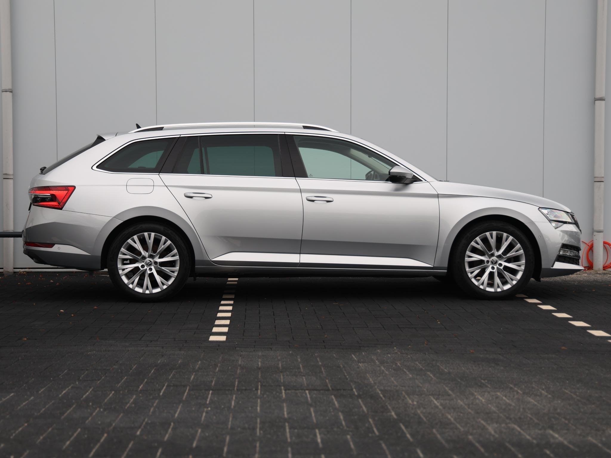 Skoda Superb Combi 1.4 TSI iV Business Edition Plus 218pk DS, Auto's, Stof, Gebruikt, 4 cilinders, 1668 kg