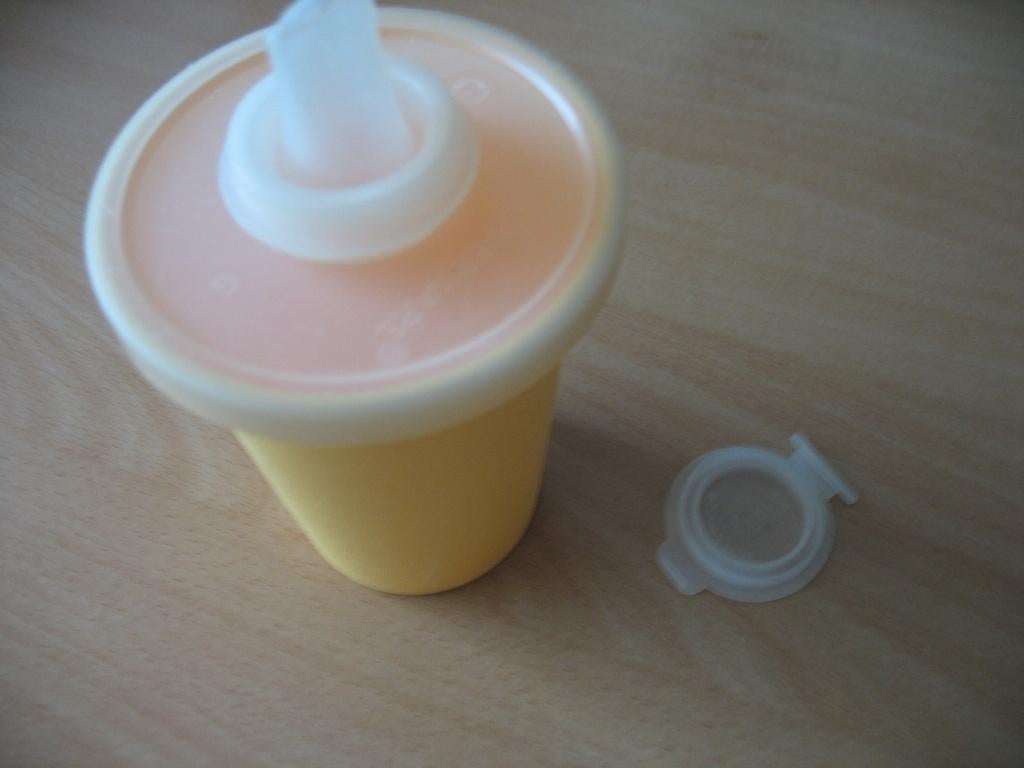 Tupperware beker, Ophalen of Verzenden, Zo goed als nieuw, Geel, Beker of Kan