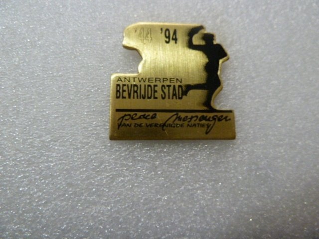 Pin Antwerpen Bevrijde Stad '44 '94 Peace Messenger, Ophalen of Verzenden, Gebruikt, Stad of Land, Speldje of Pin