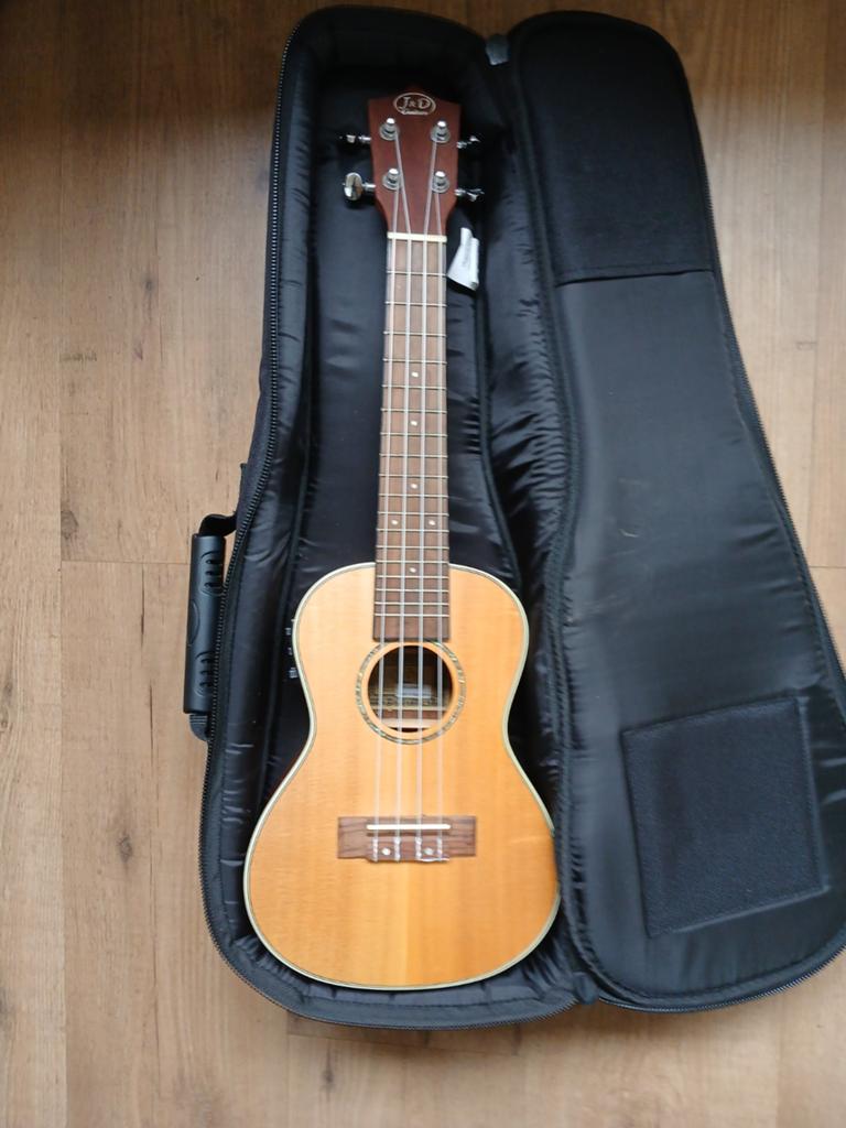 J&D Guitars Ukulele UK-CS3SMR-1 met ingebouwde tuner, Ophalen of Verzenden, Zo goed als nieuw, Overige typen, Met koffer