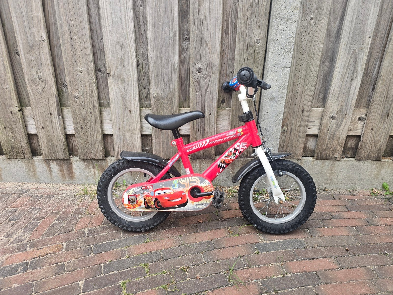 Kinderfiets Cars 12 inch - Rood, Fietsen en Brommers, Ophalen, Zijwieltjes, Gebruikt, Velgrem