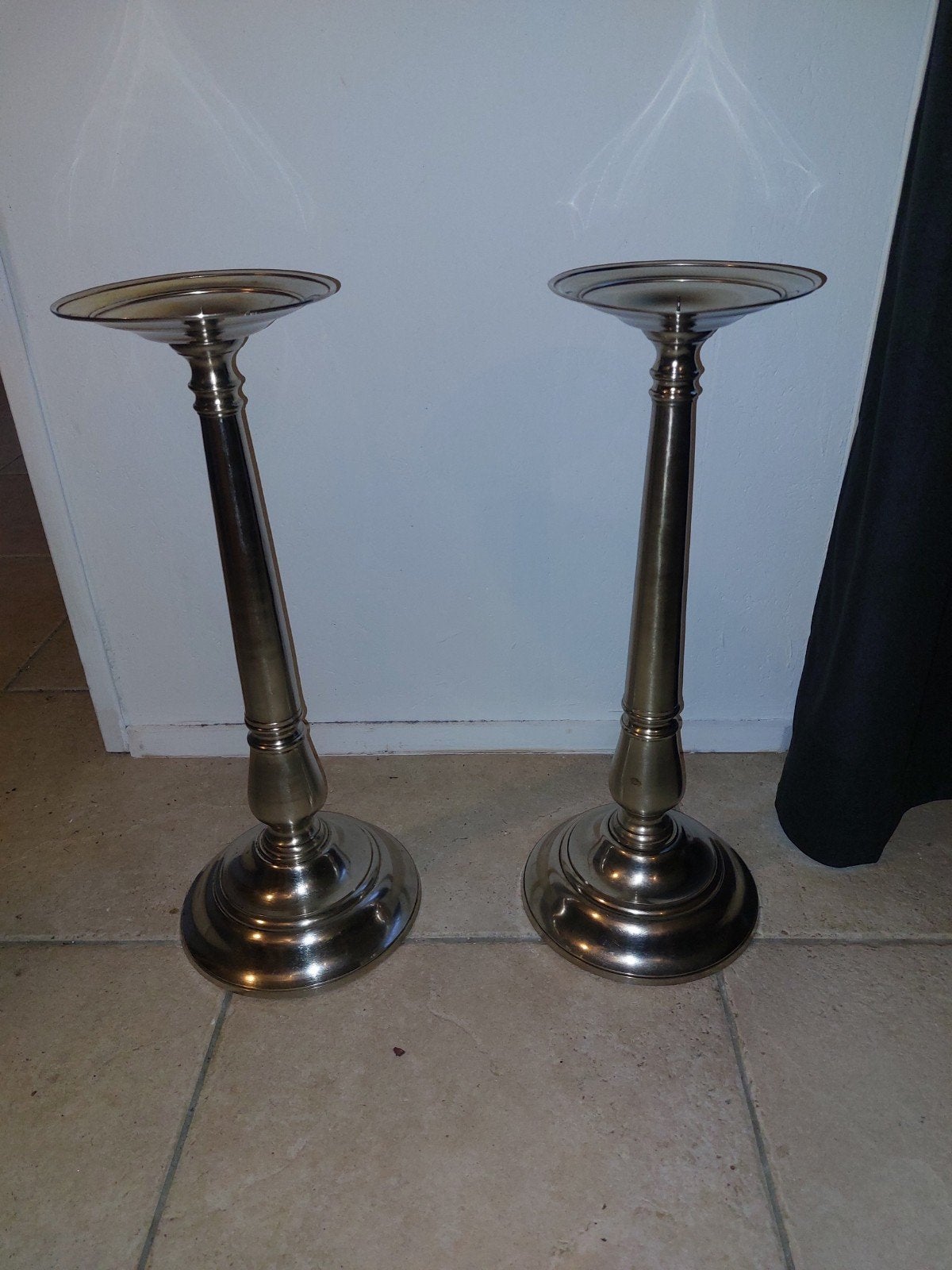 Antieke hoge verzilverde/messing pilaarkaarshouders, Ophalen of Verzenden, Koper of Brons