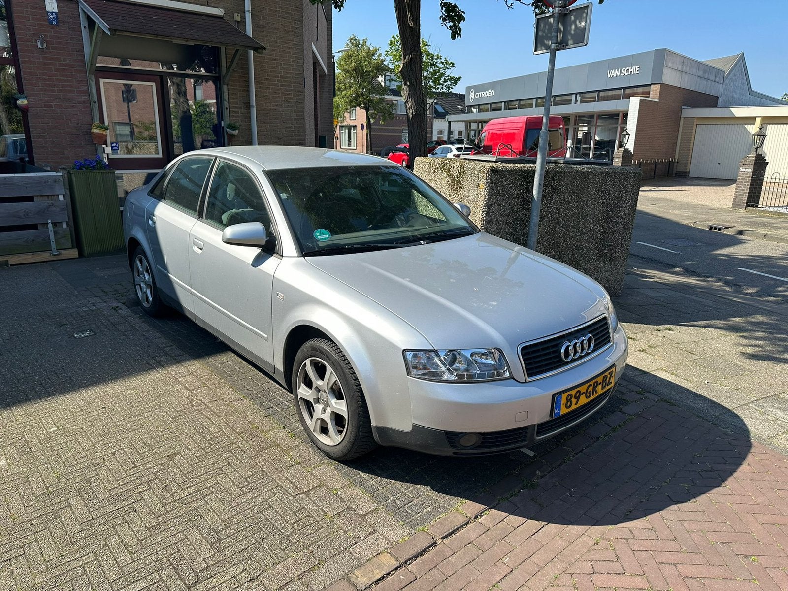 Audi A4 2.0 96KW AUT 2001 Grijs, Auto's, Audi, Particulier, A4, Achteruitrijcamera, Airconditioning, Android Auto, Apple Carplay