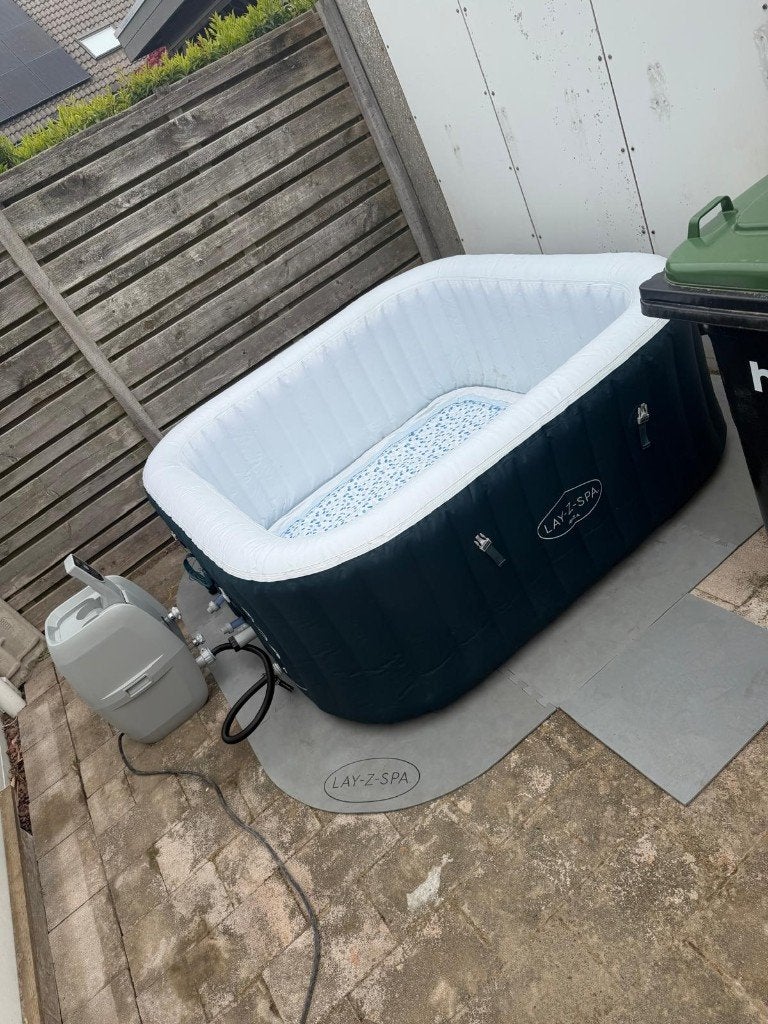 Bestway lazy-z-spa Ibiza, Ophalen, Gebruikt, Afdekzeil, Opblaasbaar