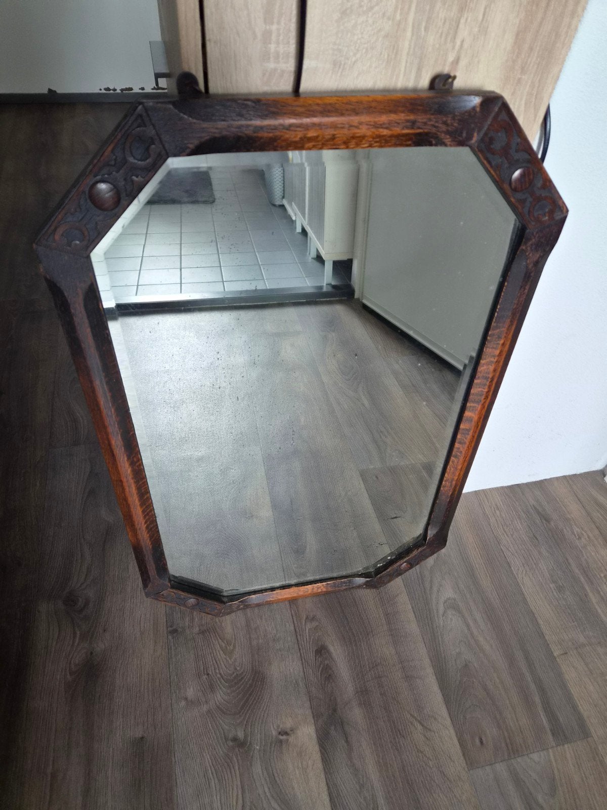 Antieke houten spiegel met gesneden details, Antiek en Kunst, Ophalen