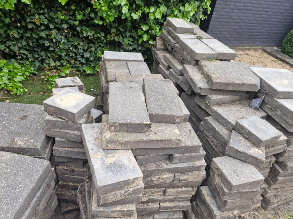 Gratis af te halen: tegels (40x40 en 40x20) 6 cm dik, Tuin en Terras, Gebruikt, Ophalen of Verzenden, 10 m² of meer, Beton